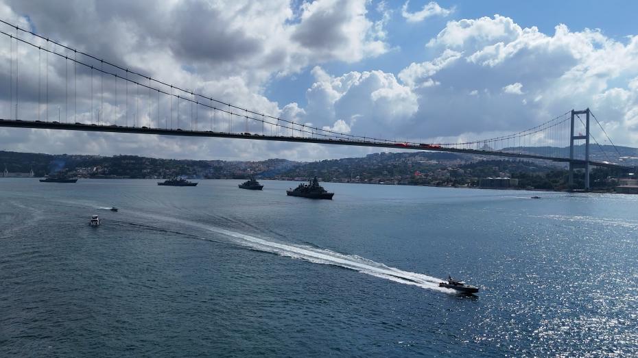 Donanma gemilerinden Boğaz’da 30 Ağustos geçişi