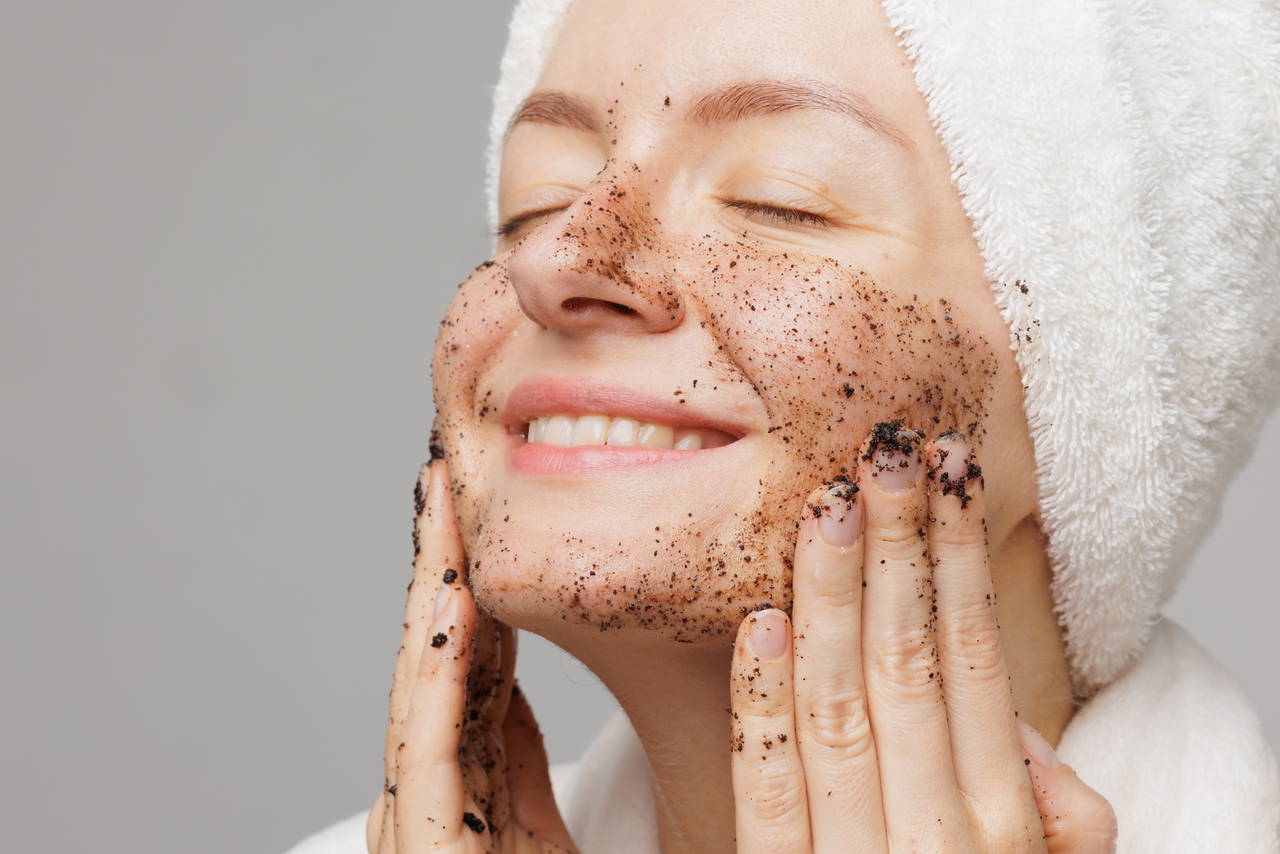 Yorgun ve Donuk Ciltlere Anında Canlılık Yapan 3 Ev Yapımı Peeling Tarifi