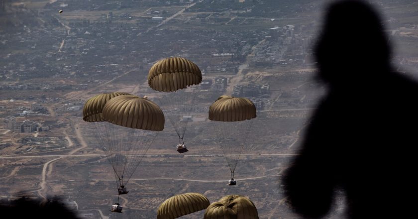 What a New York Times photographer saw during an airdrop in Gaza