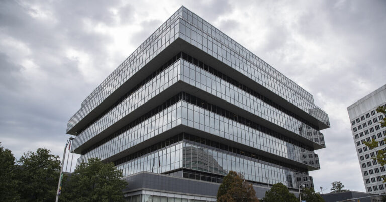 Sacklers increases his bid to settle Purdue opioid cases, with new condition