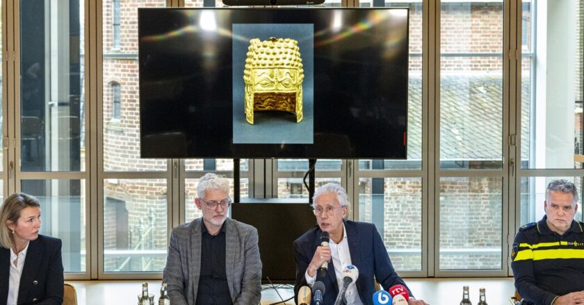 The thieves blowed up a door of the Dutch museum to steal a golden helmet