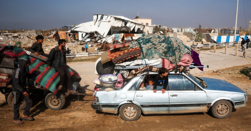 Gazas crowds the north road, joyful but anxious