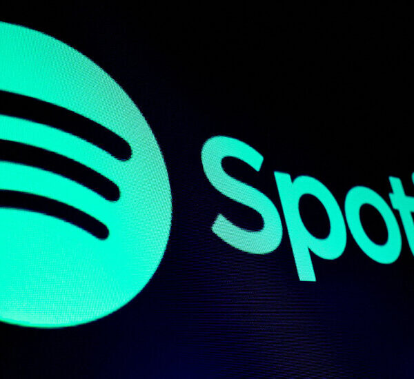 Spotify paid $ 100 million to the podcaster while Creator Wars warms up