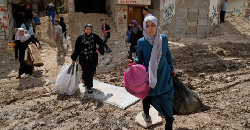 In the demolition path of Israel, the residents of the West Bank pack their lives