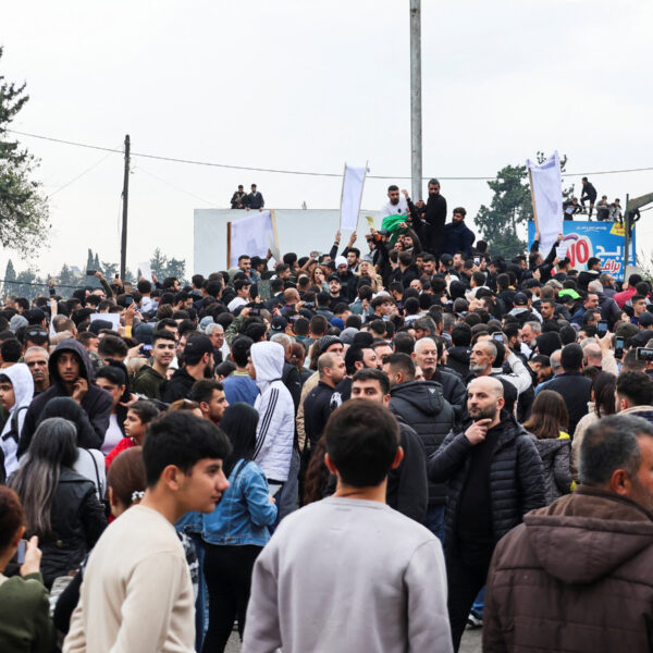 Alawit Azınlıklar, Suriye’de Mezhepsel Saldırılara Karşı Protesto Düzenledi