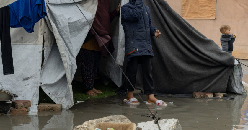 Gazze’deki Yerinden Edilmişler, Şiddetli Yağışlarla Artan Zorluklarla Yüzleşiyor