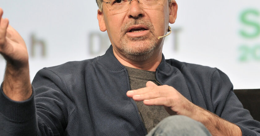 Apple’s A.I. Leader John Giannandrea Steps Down