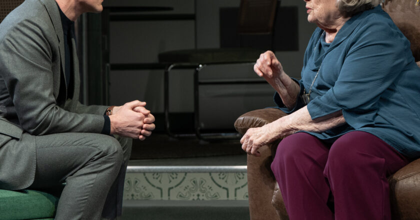 ‘Marjorie Prime’ İncelemesi: Yapay Zeka Kocasını Geri Getirdi. Değdi mi?