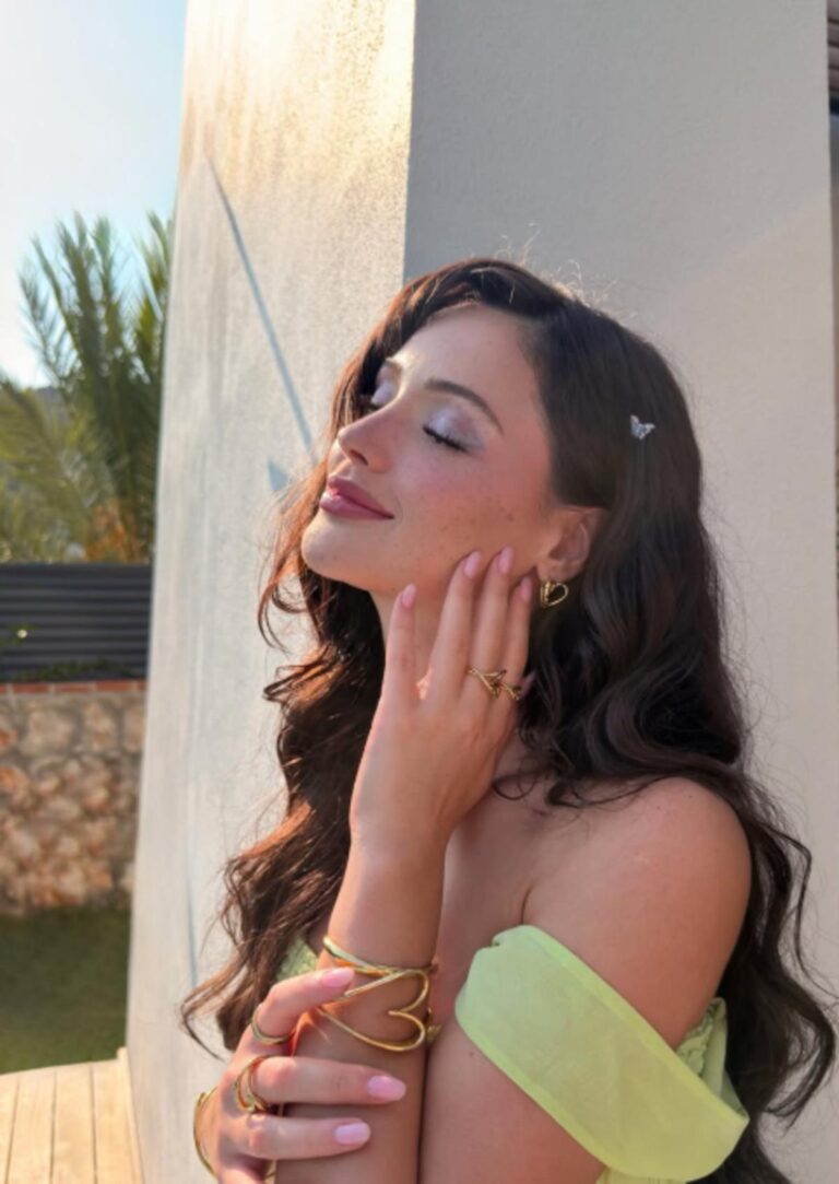 Sultana galasında Derya Pınar Ak’a yorum yağdı: “Makyajsız daha güzel”