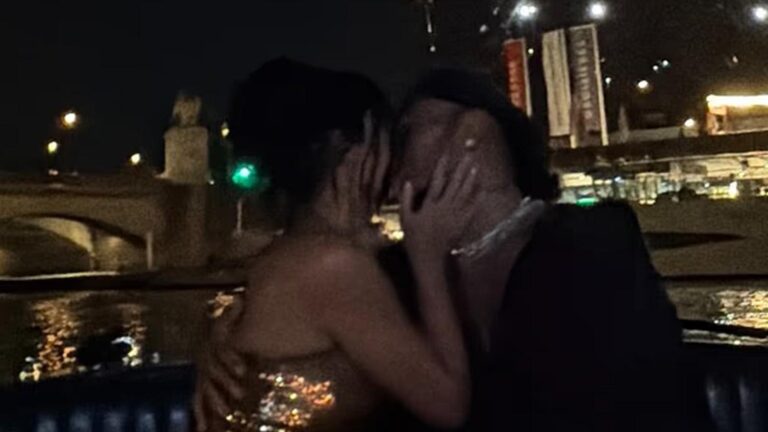 Kim Kardashian ile Lewis Hamilton’dan Paris’te aşk pozu! Eyfel Kulesi’nin altında öpüştüler